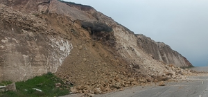 Batman'da üniversite yolu üzerinde heyelan