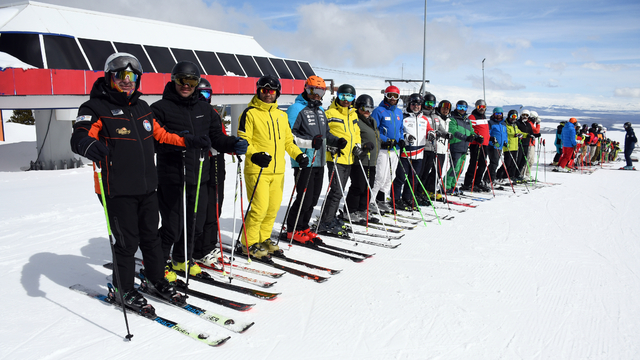 Kars'ta kayak ve snowboard kursları tamamlandı