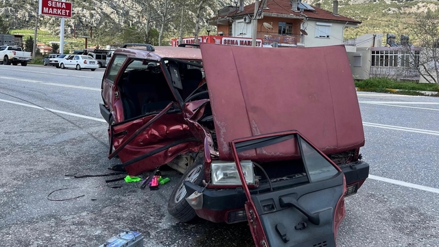 Akseki'de iki otomobil çarpıştı: 3 yaralı