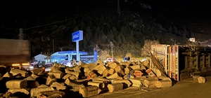 Isparta'da devrilen saman yüklü tırın sürücüsü yaralandı