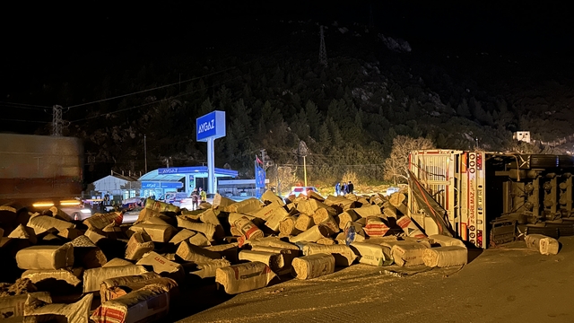 Isparta'da devrilen saman yüklü tırın sürücüsü yaralandı