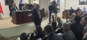 Akçakoca Belediye Meclisi'nde gergin anlar CHP'li Belediye Başkanı Fikret Albayrak önce meclis üyesi ile tartıştı, ardından görüntü alan basın mensuplarının üzerine yürüyerek kovdu