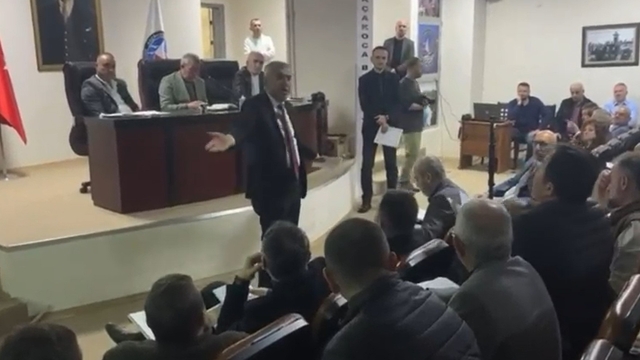 Akçakoca Belediye Meclisi'nde gergin anlar
CHP'li Belediye Başkanı Fikret Albayrak önce meclis üyesi ile tartıştı, ardından görüntü alan basın mensuplarının üzerine yürüyerek kovdu