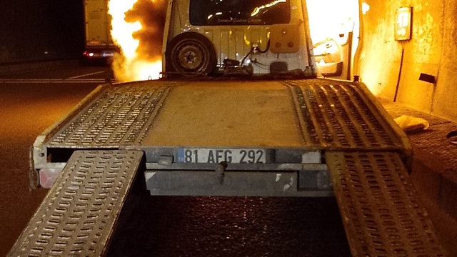 Bolu Dağı Tünelinde oto kurtarıcı yandı