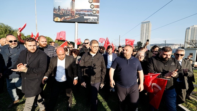 İzmir Büyükşehir Belediye Başkanı Tugay, Meslek Fabrikası binasının tahliyesine tepki gösterdi
İzmir Büyükşehir Belediye Başkanı Cemil Tugay:
"Gayrihukuki yöntemlerle elimizden bu bina alınmaya çalışılıyor"