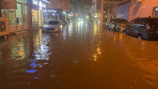 Çine'de sağanak etkili oldu, yollar göle döndü