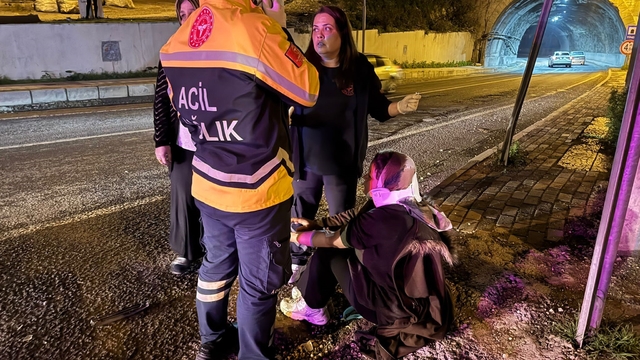 Otomobille çarpışan motosikletteki çift yaralandı