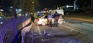 Otomobil refüjdeki bariyerlere çarptı: 2 yaralı