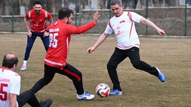 Erzurum'da il protokolü ve futbolcular, öğrencilerle sahaya çıktı