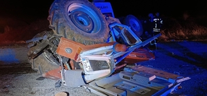 Ambulans traktöre arkadan çarptı: 4 yaralı