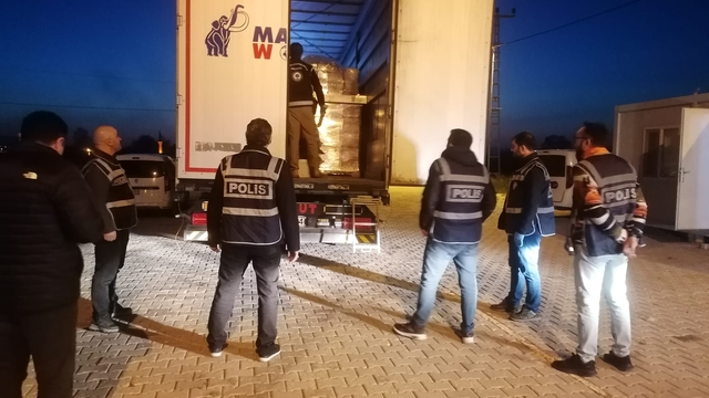 Tokat'ta durdurulan İran plakalı tırda 18 düzensiz göçmen yakalandı