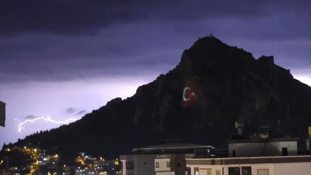 Kozan Kalesi'nde şimşekler görsel şölen oluşturdu