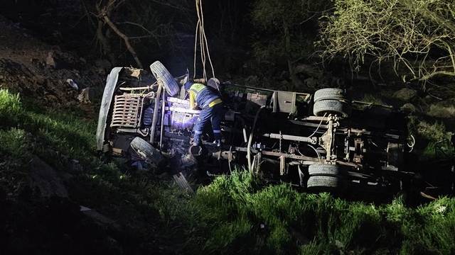 İş makinesi şarampole yuvarlandı: 1 ölü, 1 yaralı