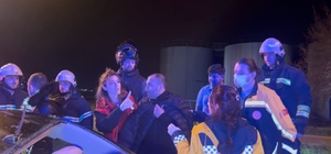 Alkollü otomobil sürücüsü önce ağaca, ardın tabelaya çarparak karşı şeride geçti Alkollü sürücünün yakınından muhabire: "Biz burada ölümden döndük, sen reklam peşindesin"