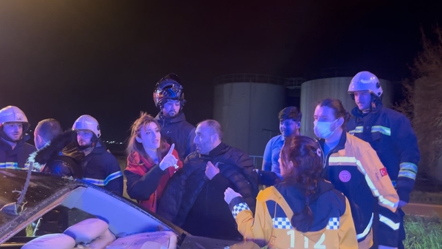 Alkollü otomobil sürücüsü önce ağaca, ardın tabelaya çarparak karşı şeride geçti
Alkollü sürücünün yakınından muhabire: "Biz burada ölümden döndük, sen reklam peşindesin"