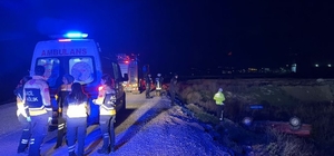 Otomobil takla attı, içindekiler kaçtı