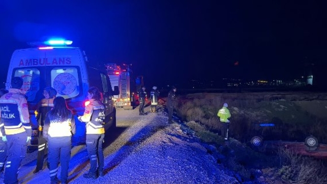 Otomobil takla attı, içindekiler kaçtı