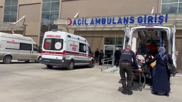 Refahiye'de trafik kazasında yaralanan 6 kişi Erzincan'daki hastaneye getirildi