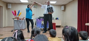 Emekli polis memuru memleketinde öğrencilere sihirbaz gösterisiyle unutulmaz anlar yaşattı