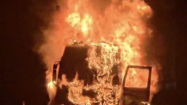 Seyir halindeki tır alev alev yandı