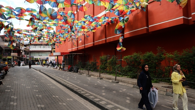 Renkli şemsiyelerle kaplı sokak, harabeye döndü
Şemsiyeler fırtınaya ve yağmura dayanamadı, renkli sokağın hali içler acıttı