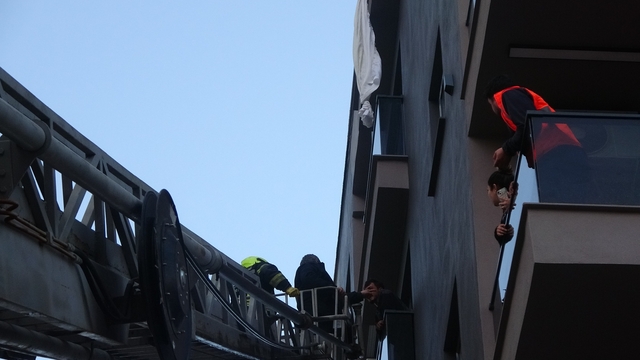 Mersin'de ilginç olay: Perde ile 6'ncı kattan sarktı, 3'üncü kat balkona düştü