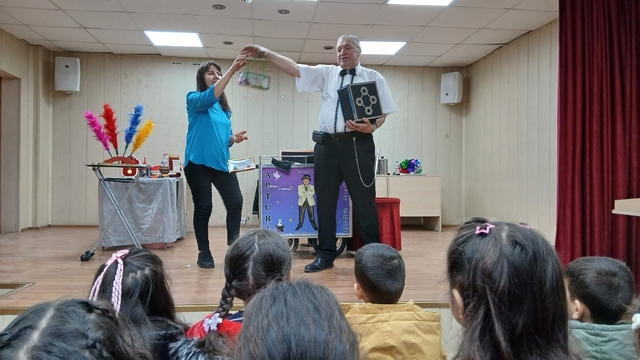 Emekli polis memuru memleketinde öğrencilere sihirbaz gösterisiyle unutulmaz anlar yaşattı