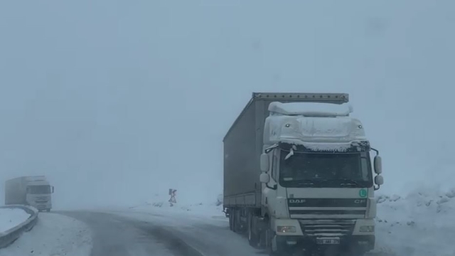 Ardahan'da ulaşıma kar ve tipi engeli