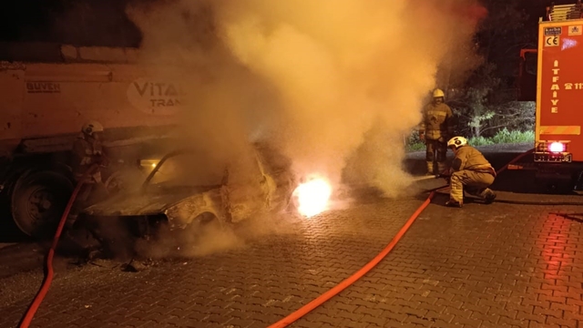 Park halindeki otomobil alevlere teslim oldu