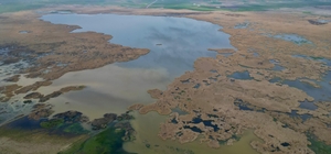 Eber Gölü'nde su seviyesi gözle görülür şekilde arttı Karayan oturan teknelerin olduğu bölgeler suyla doldu