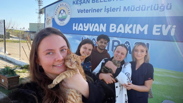 Bakımevinde tedavileri tamamlanan engelli kedileri, anne ve kızı sahiplendi