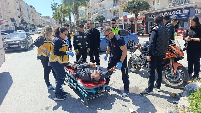 Elektrikli bisiklet ile motosikletin çarpışma anı kamerada: 3 yaralı