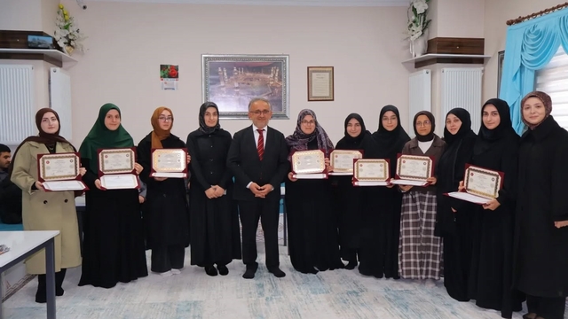 Bayburt'ta hafızlığını tamamlayan öğrencilere belgeleri verildi