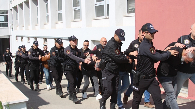 Islak mendil süsü çökertildi: "Afiyet olsun" kamuflajı pes dedirtti
Adana'da kaçak sentetik ecza imalathanesine düzenlenen operasyonda 7 kişi tutuklandı