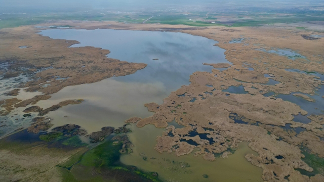 Eber Gölü'nde su seviyesi gözle görülür şekilde arttı
Karayan oturan teknelerin olduğu bölgeler suyla doldu