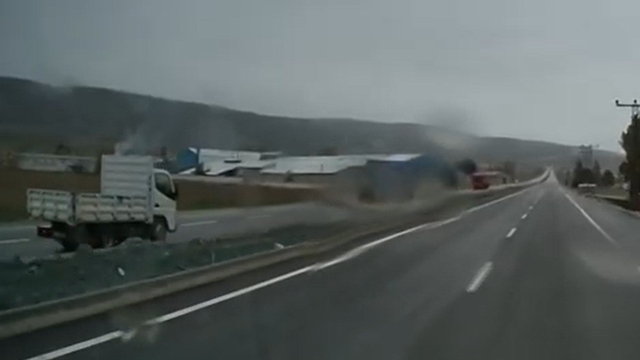 Ters yöne giren kamyonetin tehlikeli yolculuğu kameraya yansıdı