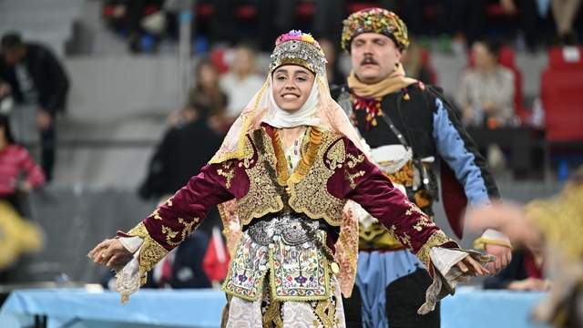 Halk oyunları yarışmasına Manisa Büyükşehir Belediyespor damga vurdu