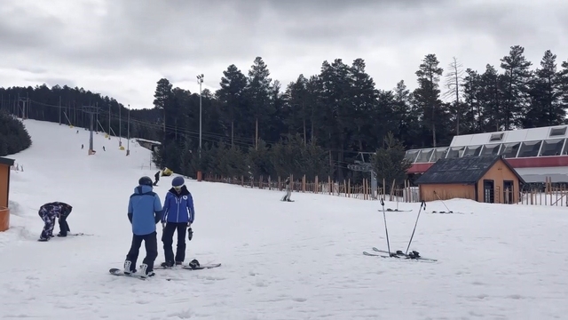 Kars'ta bahar ortasında kayak keyfi: Sarıkamış'ta sezon nisanda da sürüyor
