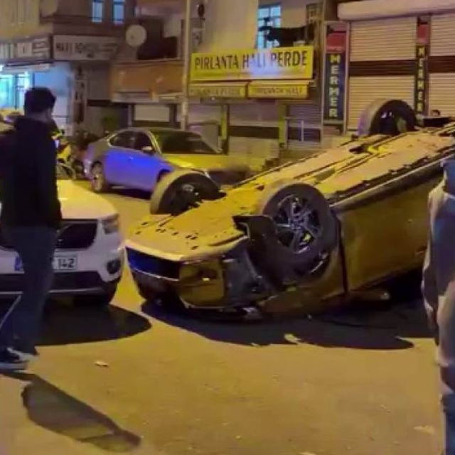 Diyarbakır'da otomobil takla attı: 3 yaralı