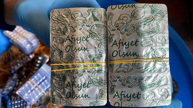 Uyuşturucu hapları kamufle etmek için, 'Afiyet olsun' yazılı folyoyla paketlemişler
