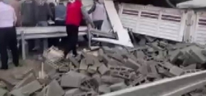 Diyarbakır'da briket yüklü tır yan yattı: 1 yaralı
