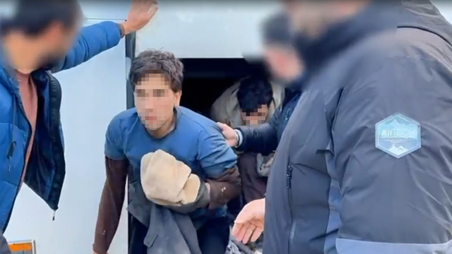 Yolcu otobüsünün bagajında 53 kaçak göçmen yakalandı: 6 tutuklama