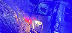 Hafif ticari araç şarampole yuvarlandı: 2 yaralı