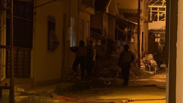 Isparta'da 3 evi kundaklayıp başka bir eve giren yaşlı adam 10 saatte ikna edildi
Benzin dolu bidonla sabah 2 evi ardından da kendi evini yakan yaşlı adam, akşam başka bir eve girip elinde tüfekle sabaha kadar eylem yaptı
Etrafa zaman zaman ateş de eden şahıs, yaklaşık 10 saatte ikna edilebildi