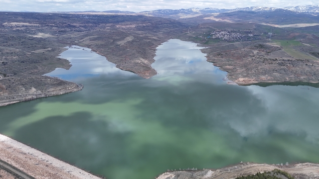 Kuruma noktasına gelen göl, üç ayda doldu taştı
Sivas'ta içme suyu ihtiyacının sağlandığı 4 Eylül baraj gölü, son yıllarda yaşanan kuraklık nedeniyle kuruma noktasına gelirken son 3 ayda yağan karların erimesi ve bol yağışlarda adeta doldu taştı