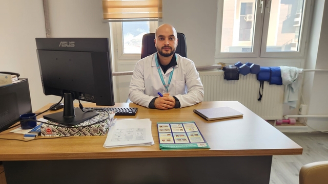 Teknoloji kullanımı artıyor, omurga rahatsızlıkları genç yaşlara iniyor
Fizyoterapist Sami Yıldırım:
"Son yıllarda klinik gözlemler ve yapılan çalışmalar skolyoz ve bel fıtığı gibi omurga problemlerinin görülme yaşının giderek düştüğünü ortaya koyuyor"
"Eskiden daha çok ileri yaşlarda karşımıza çıkan bu rahatsızlıklar artık çocukluk ve ergenlik döneminde de sıkça görülmeye başlandı"