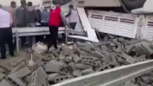 Diyarbakır'da briket yüklü tır yan yattı: 1 yaralı