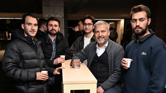 Kütüphanede sınavlara hazırlanan öğrencilere Anadolu Kafe'de sıcak mola
Öğrencilere çay, çorba ve kahve ikramı sunulmaya başlandı
Sınav haftasında kütüphaneyi ziyaret ederek öğrencilerle bir araya gelen Prof. Dr. Yusuf Adıgüzel;
"Öğrenciler derslerinden kopmadan yiyecek ve içecek ihtiyaçlarını hızlıca giderebiliyor"