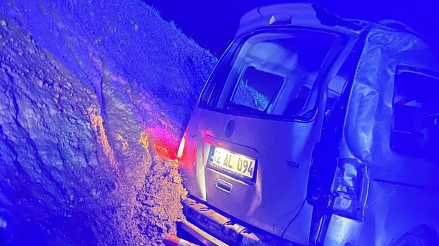 Hafif ticari araç şarampole yuvarlandı: 2 yaralı