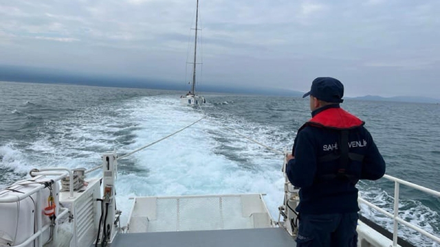 Kuşadası açıklarında sürüklenen teknedeki 2 kişi kurtarıldı